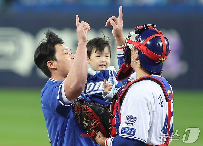27일 오후 대구 삼성라이온즈파크에서 열린 프로야구 2026 신한 SOL KBO 포스트시즌 플레이오프 1차전 KIA 타이거즈와 삼성 라이온즈의 경기, 삼성 레전드 마무리 투수 오승환이 아들과 함께 시구한 뒤 강민호 포수와 승리 세리머니를 하고 있다. 2026.10.27 ⓒ 뉴스1 공정식 기자