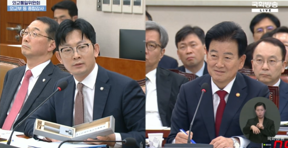 27일 서울 여의도 국회에서 열린 외교통일위원회 종합국정감사에 출석한 정동영 통일부 장관(오른쪽)이 박충권 국민의힘 의원 질의에 답하고 있다.유튜브 'NATV 국회방송' 영상 캡처