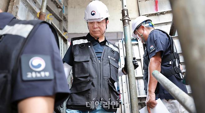 김영훈 고용노동부 장관이 지난 6월 29일 오후 대전의 한 대학교 기숙사 신축공사 현장을 불시 방문해 건설현장 노동자의 온열질환 및 추락사고 예방조치 이행 여부를 점검하고 있다. ⓒ고용노동부