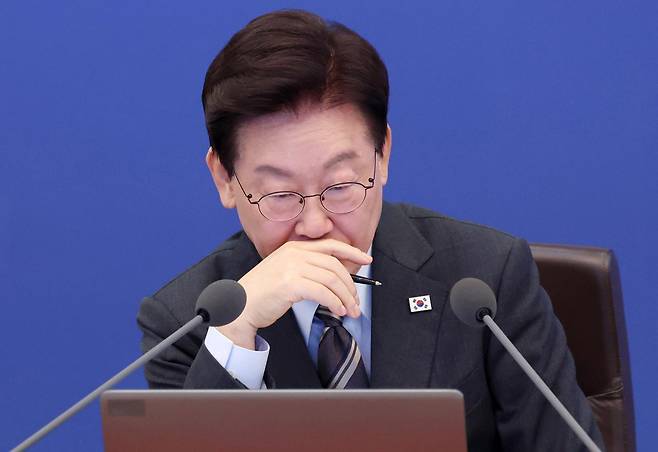 이재명 대통령이 27일 청와대에서 열린 제46회 국무회의에서 생각에 잠긴 듯한 표정을 짓고 있다. 왕태석 선임기자