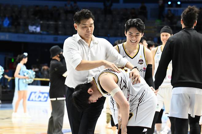 조상현 LG 감독이 26일 고양소노아레나에서 열린 2026~2027 KCC 프로농구 소노 원정에서 경기 종료 0.6초를 남기고 위닝샷을 성공한 윤원상을 격려하고 있다. KBL 제공
