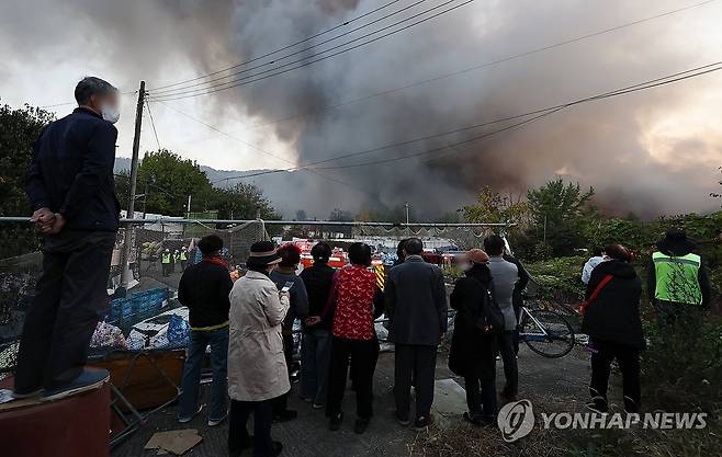 안타까움 속 바라보는 화재 진화 작업 (서울=연합뉴스) 김인철 기자 = 27일 화재가 발생한 서울 강남구 개포동 구룡마을에서 마을 주민 등 시민들이 소방대원들의 진화 작업을 바라보고 있다. 2026.10.27 yatoya@yna.co.kr