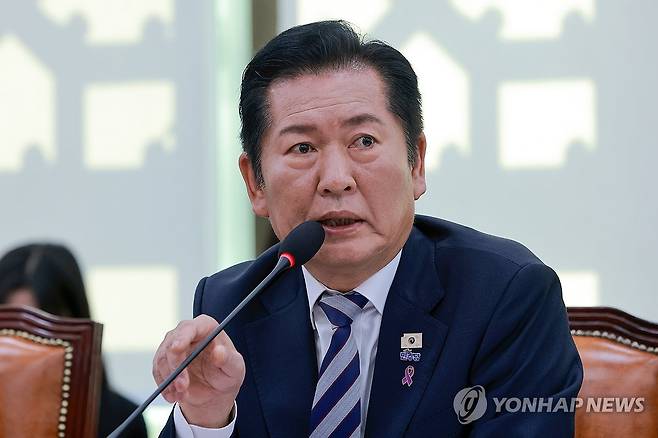 미국 비자 발급 문제 관련해 신상발언하는 민주당 정청래 의원 (서울=연합뉴스) 신현우 기자 = 27일 국회 외교통일위원회에서 열린 외교부, 통일부 등에 대한 종합감사에서 더불어민주당 정청래 의원이 미국 비자를 발급받지 못해 미주반 국정감사에 합류하지 못한 것과 관련해 신상 발언하고 있다. 2026.10.27 nowwego@yna.co.kr