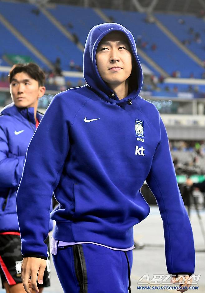 6일 오후 용인미르스타디움에서 열린 대한민국 축구대표팀과 우즈베키스탄의 친선경기. 한국이 2대0으로 승리했다. 부상으로 후반전에 빠진 이강인이 팬들에게 인사하고 있다. 용인=정재근 기자 cjg@sportschosun.com/2026.10.6/