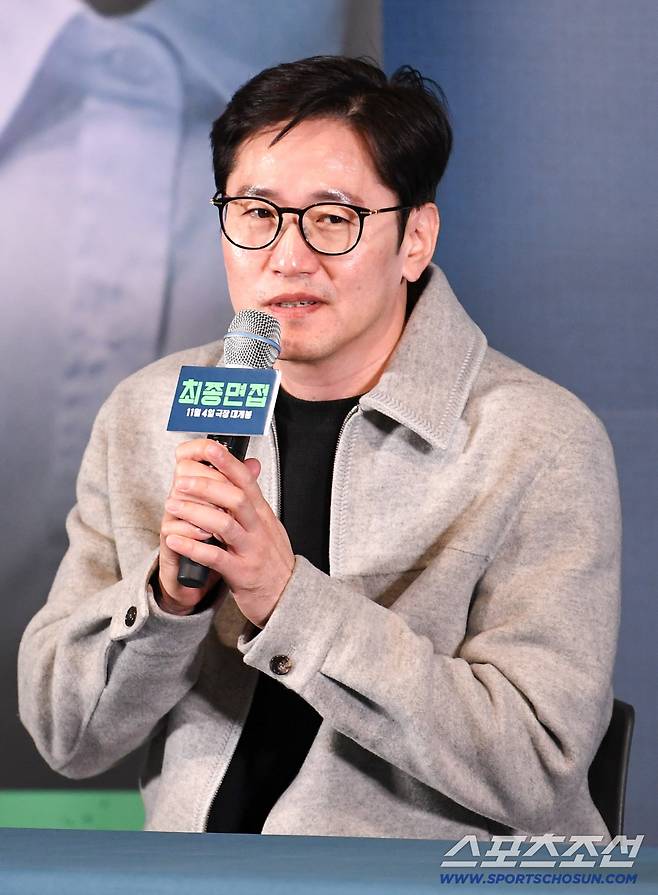 영화 '최종면접' 언론배급시사회가 28일 서울 용산구 한강로동 CGV용산아이파크몰에서 열렸다. 김정훈 감독이 인터뷰를 하고 있다. 용산=박재만 기자 pjm@sportschosun.com/2026.10.28/