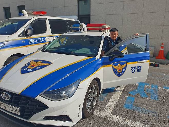 정길용 서울금천경찰서 독산파출소 경위가 서울금천경찰서 주차장에서 순찰차량에 탑승하고 있다. 사진=최승한 기자