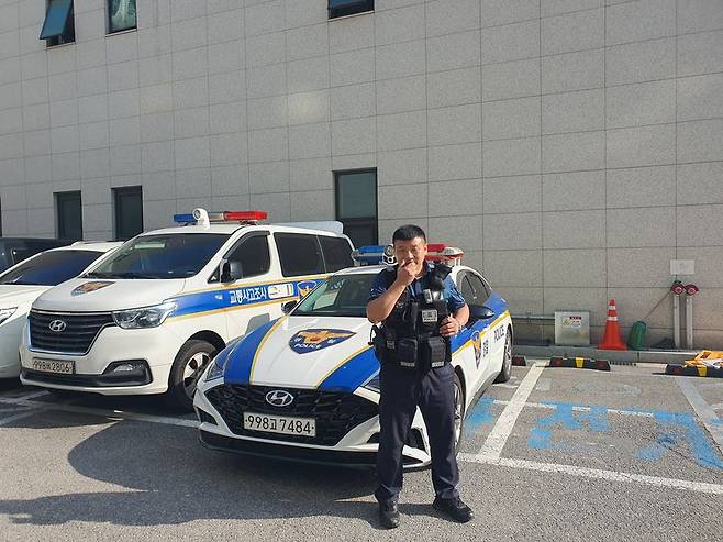 정길용 서울금천경찰서 독산파출소 경위가 서울금천경찰서 주차장에서 근무 장비를 착용한 채 순찰차 앞에 서 있다. 사진=최승한 기자