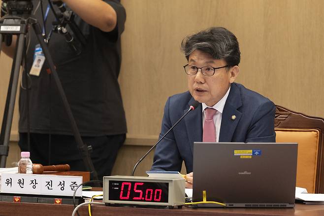 더불어민주당 소속 진성준 국회 국방위원회 위원장. 국회사진기자단