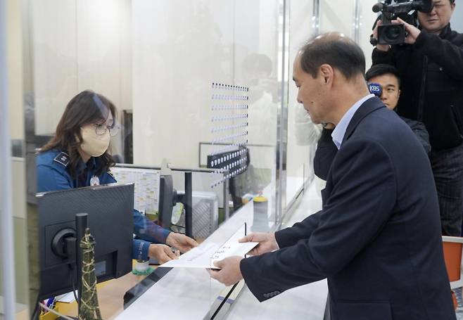 강원도교육청이 28일 교사의 교육활동을 반복적으로 침해한 혐의로 학부모 B씨를 경찰에 고발했다/사진=강원도교육청 제공