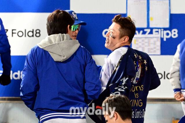 27일 오후 대구삼성라이온즈파크에서 진행된 '2026 신한 SOL KBO리그 포스트시즌' KIA 타이거즈와 삼성 라이온즈와의 플레이오프 2차전 경기. 삼성 최형우가 7회말 1사 KIA 김범수를 상대로 솔로 홈런을 때린 뒤 동료들의 축하를 받고 있다./대구=곽경훈 기자 kphoto@mydaily.co.kr