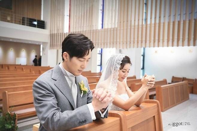 왼쪽부터 이완, 이보미. 스토리제이컴퍼니 제공
