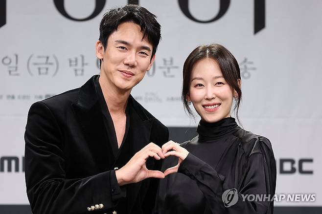 드라마 '라이어'로 다시 만난 유연석-서현진 (서울=연합뉴스) 류효림 기자 = 배우 유연석(왼쪽)과 서현진이 28일 서울 마포구 상암동 MBC사옥에서 열린 MBC 새 금토드라마 '라이어' 제작발표회에서 포즈를 취하고 있다. 2026.10.28 ryousanta@yna.co.kr