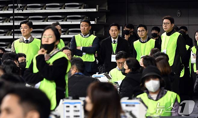 장동혁 국민의힘 대표를 비롯한 검증인단이 28일 오전 서울 송파구 올림픽공원 핸드볼경기장에서 열린 선거관리위원회 특검 투표용지 현장 검증을 참관하고 있다. 2026.10.28 ⓒ 뉴스1 사진공동취재단