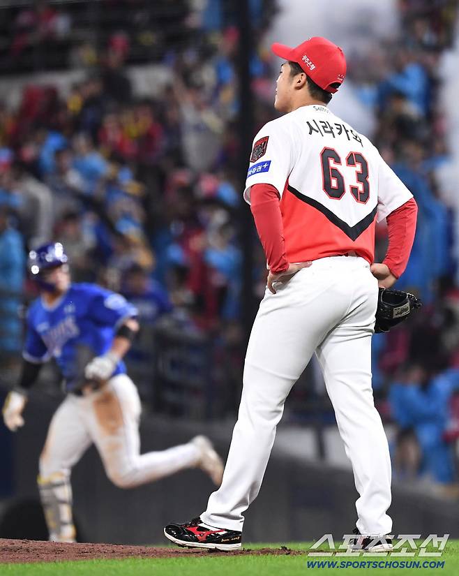 29일 광주 KIA챔피언스필드에서 열린 플레이오프 3차전 삼성과 KIA의 경기. 5회초 KIA 시라카와 상대 역전 투런홈런을 날린 삼성 류지혁. 광주=송정헌 기자songs@sportschosun.com/2026.10.29/