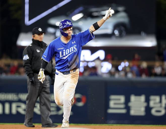 29일 전남광주 기아챔피언스필드에서 열린 프로야구 2026 포스트시즌 플레이오프 3차전 삼성 라이온즈와 KIA 타이거즈의 경기. 삼성 류지혁이 5회초에 역전 투런홈런을 때리고 베이스를 돌고 있다. /연합뉴스