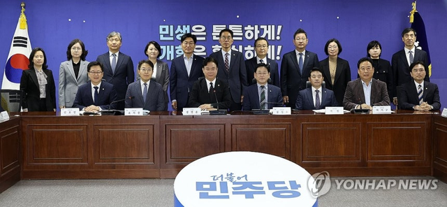 김정호 국회 기후에너지환경노동위원장과 김영훈 고용노동부 장관 등이 29일 국회 의원회관에서 열린 고용노동부와 국회 기후에너지환경노동위원회 간 당정협의에서 기념 촬영하는 모습. 연합뉴스