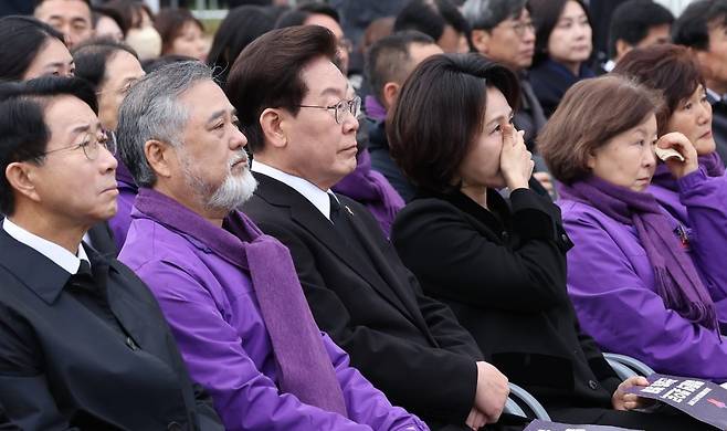이재명 대통령과 김혜경 여사가 29일 서울 광화문광장에서 열린 10.29 이태원 참사 4주기 기억식에 참석했다. 이재명 대통령 왼쪽에 이정민 10·29 이태원 참사 유가족협의회 운영위원장이 앉아있다. /사진=청와대사진기자단