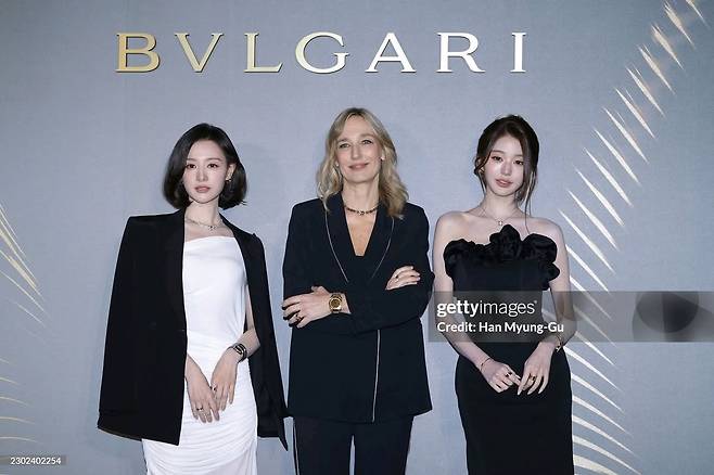 왼쪽부터 배우 김지원, 라우라 부르데제 불가리 CEO, 아이브 장원영. 게티 이미지.