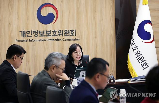 발언하는 송경희 개인정보보호위원회 위원장 (서울=연합뉴스) 한종찬 기자 = 송경희 개인정보보호위원회 위원장이 28일 서울 종로구 정부서울청사에서 열린 제21회 전체회의에서 발언하고 있다. 2026.10.28 saba@yna.co.kr