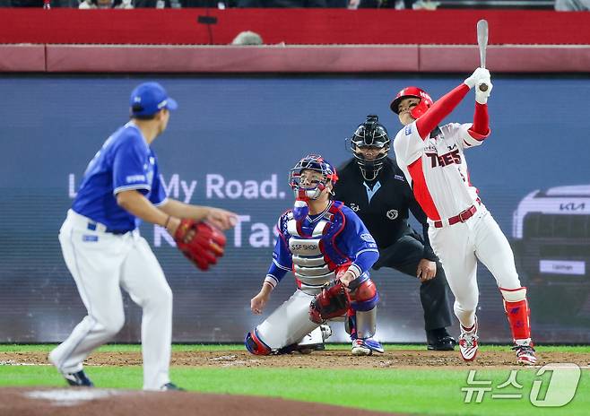29일 전남광주 북구 광주기아챔피언스필드에서 열린 프로야구 2026 신한 SOL KBO 포스트시즌 플레이오프 3차전 삼성 라이온즈와 KIA 타이거즈의 경기, 3회말 1사 상황 KIA 김도영이 역전 솔로홈런을 날리고 있다. 2026.10.29 ⓒ 뉴스1 안은나 기자