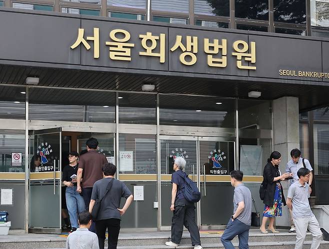 관계자들이 지난달 2일 서울 서초동 서울회생법원에서 열린 홈플러스 회생계획안 의결을 위한 관계인집회에 참석하고 있다. 사진공동취재단