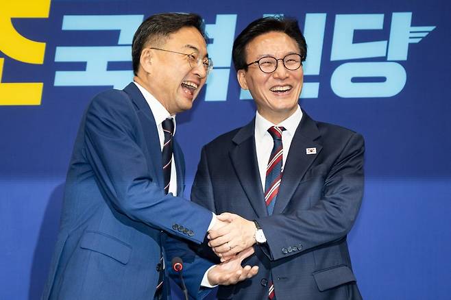 김민석 더불어민주당 대표가 24일 서울 여의도 국회에서 신장식 조국혁신당 대표를 예방, 손을 맞잡고 기념 촬영을 하고 있다. 뉴스1