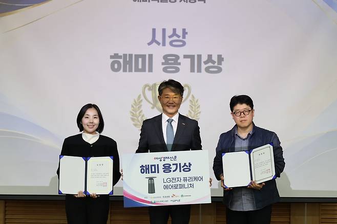 왼쪽부터 해미용기상 수상자 정세운 사회복지사, 정석왕 한국사회복지사협회 회장, 해미용기상 수상자 김동진 사회복지사 /한국사회복지사협회