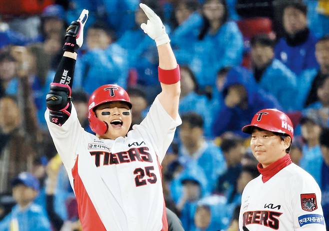 KIA 한준수가 30일 열린 삼성과의 프로야구 플레이오프 4차전에서 2-2 동점이던 7회말 2사 1·3루 찬스에서 역전 적시타를 터뜨린 뒤 더그아웃의 동료들을 향해 환호하고 있다. /연합뉴스