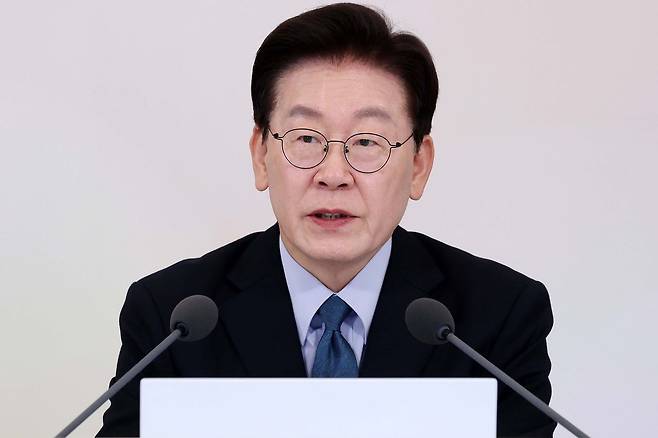 이재명 대통령이 지난 28일 청와대에서 열린 국민생명안전위원회 제2차 전체회의에 참석해 모두발언을 하고 있다. 청와대사진기자단