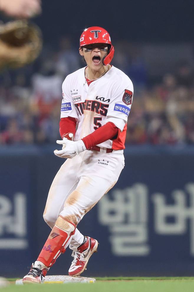 KIA 김도영이 30일 플레이오프 4차전에서 안타를 치고 2루를 밟은 뒤 포효하고 있다. KIA 타이거즈 제공
